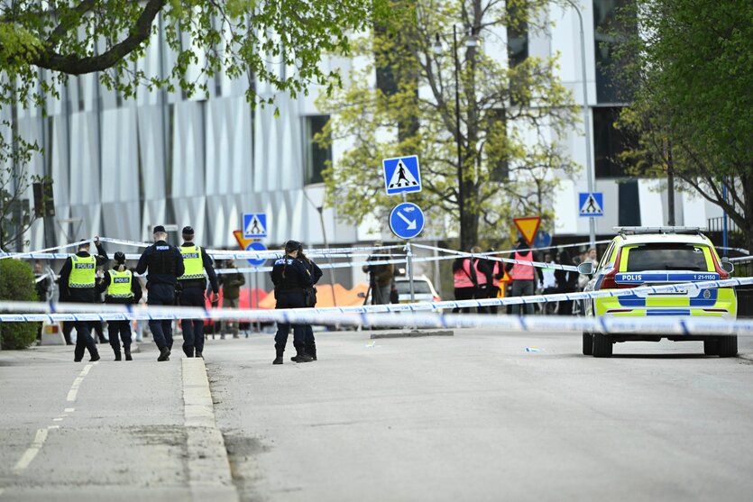 Polizeikräfte an einem mit Bändern abgesperrten Einsatzort