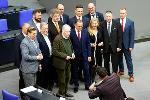 Mitglieder der AfD aus Sachsen lassen sich fotografieren vor der konstituierenden Sitzung des neuen Bundestags
