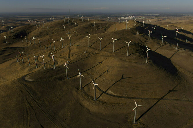 Eine Ansammlung von Windrädern auf kargen Hügeln