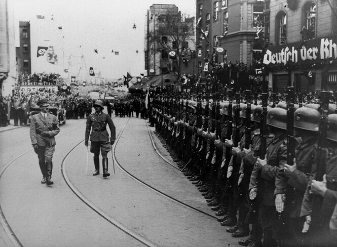 Hitler läuft eine Reihe Soldeten ab