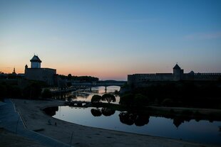 Der Fluss Narva, der zwischen der estnischen Stadt Narva und der russischen Stadt Iwangorod liegt