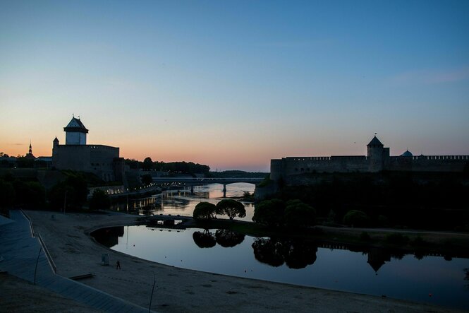 Der Fluss Narva, der zwischen der estnischen Stadt Narva und der russischen Stadt Iwangorod liegt