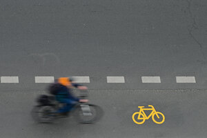 Ein Radfahrer ist auf einem Radstreifen unterwegs