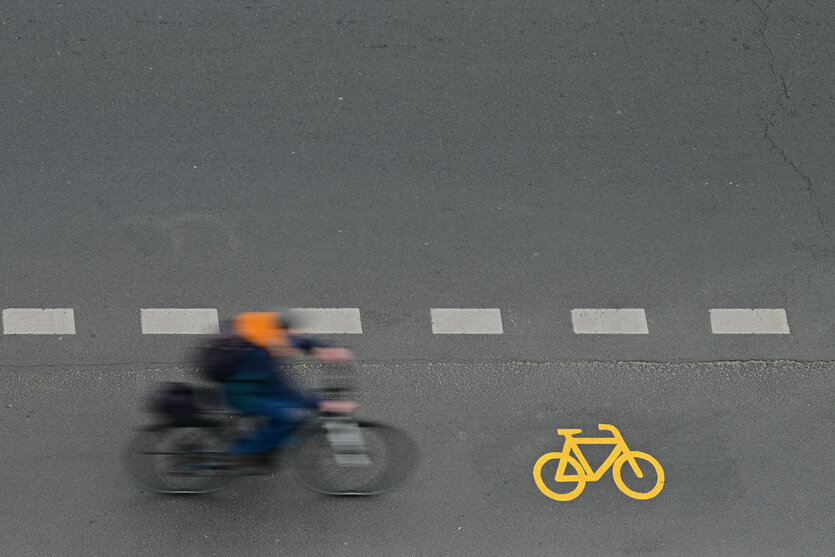 Ein Radfahrer ist auf einem Radstreifen unterwegs