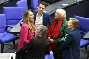 Katharina Dröge, Britta Haßelmann, Andreas Audretsch, Claudia Roth und Franziska Brantner stehen zusammen im Bundestag und beraten sich