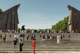 Menschen in der Gedenstätte Treptower Park