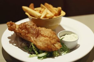 Fisch und Pommes frites auf einem Teller