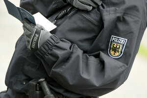 Ein Polizist kontrolliert einen Pass