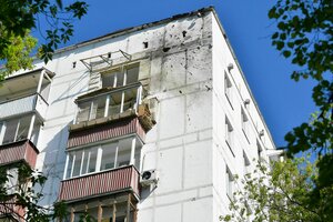 Die Spuren einer Explosion an der Wand eines Wohnhauses