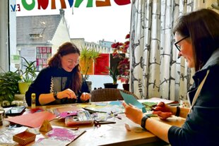 Projekt Kieztandem in Treptow-Köpenick: Nataliia aus der Ukraine und Johanna basteln