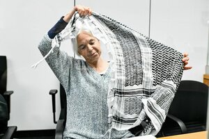 Daniela Klette entfaltet ein Palestinensertuch