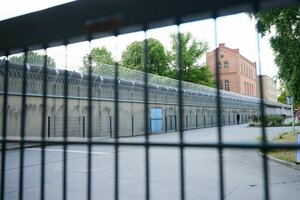 Gerollter Stacheldraht befindet sich über den Mauern in der Justizvollzugsanstalt Plötzensee