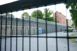 Gerollter Stacheldraht befindet sich über den Mauern in der Justizvollzugsanstalt Plötzensee