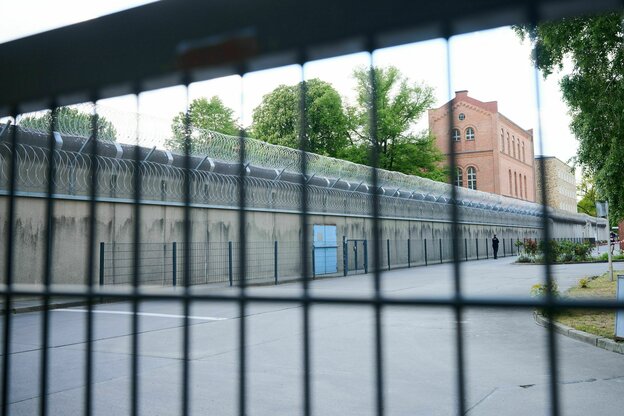 Gerollter Stacheldraht befindet sich über den Mauern in der Justizvollzugsanstalt Plötzensee