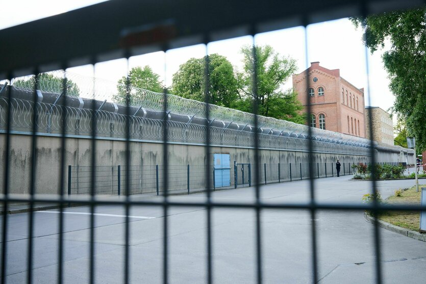 Gerollter Stacheldraht befindet sich über den Mauern in der Justizvollzugsanstalt Plötzensee