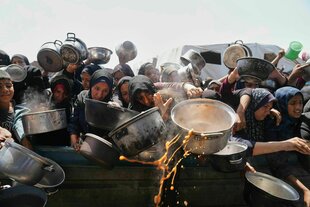 Menschen rangeln mit Kochtöpfen