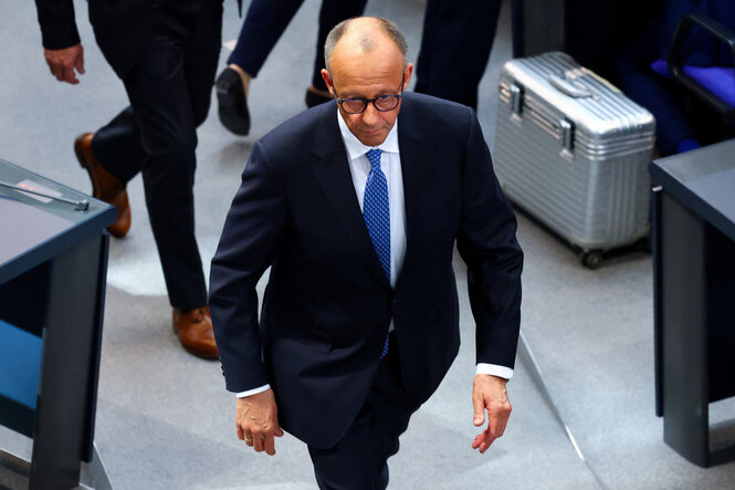 Friedrich Merz zwischen den Bänken des Plenarsaals im Deutschen Bundestag