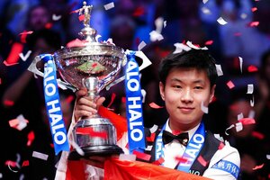 Der Snooker-Weltmeister mit dem Pokal
