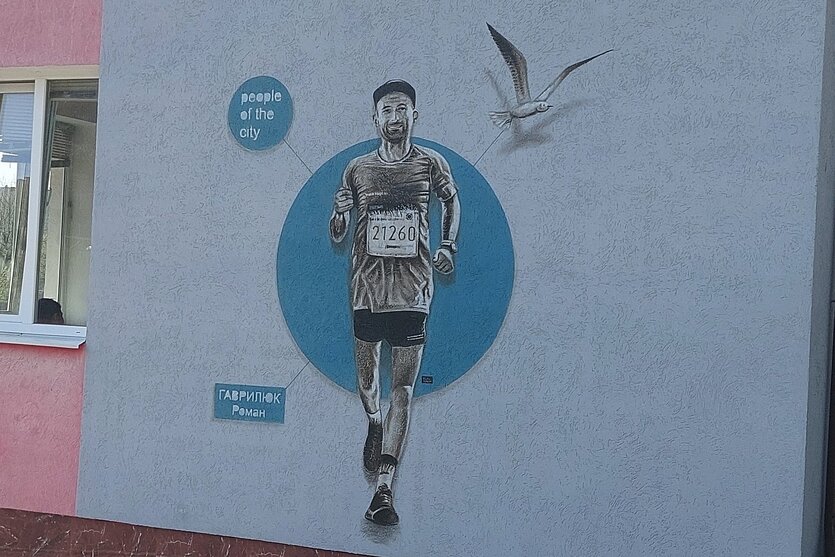 Gedenkmural an der Wand eines Stadiongebäudes von Lizk