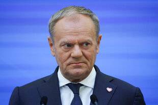 Mann mit Anzug und Krawatte
