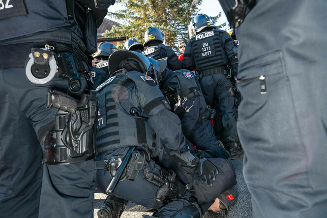 Die Polizei hält eine Anti-AfD-Demonstration zurück, die versucht, den AfD-Landesparteitag Berlin in Jüterbog am 06.04.2025 zu blockieren