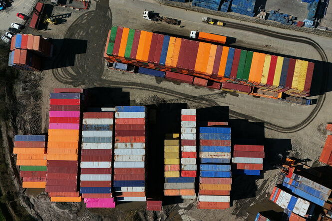 Verschiedenfarbige Container von oben fotografiert