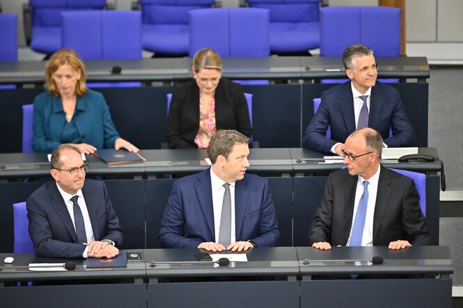 Merz und sein Kabinett im Bundestag