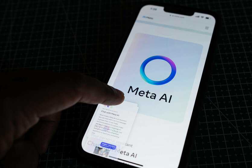 Das Logo von meta ai leuchtet auf dem Display eines Smartphones