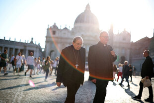 Priester spazieren auf einm Platz