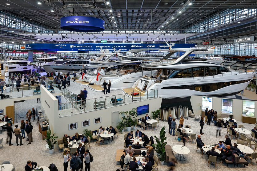 Luxusjachten stehen in einer Messehalle