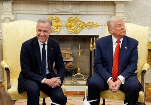 US-Präsident Donald Trump (r) trifft den kanadischen Premierminister Mark Carney im Weißen Haus.