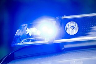 Das Blaulicht eines Polizeifahrzeuges
