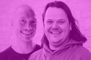 Ein lila gefärbtes Porträtfoto der Autoren Alexander Hahne und Daniel Holtermann. Sie lächeln. Der Lilaton ist die Farbe, die der Dissens-Podcast für seine Marke verwendet.