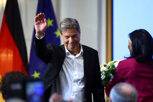 Robert Habeck winkt, neben ihm abgewendet Katherina Reiche