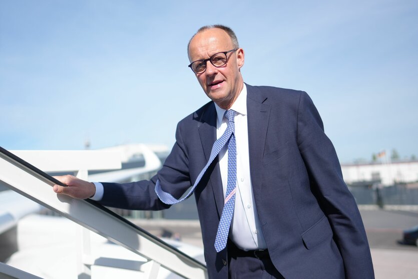 Merz auf einer Flugzeugtreppe