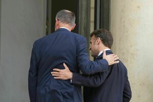 Emmanuel Macron und Friedrich Merz von hinten, Arm in Arm