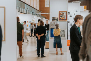 Besuche der Kunstmesse Paper Positions begucken Kunst