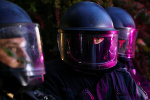 Polizeibeamt*innen in schwerer Montur mit Helmen und geschlossenem Schild bei einer Demonstration am 01.Mai 2025 in Berlin