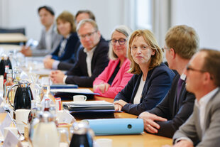 Karin Prien (3.v.r., CDU) sitzt während eines Kabinetttreffens zwischen Dorit Stenke, Staatssekretärin für Allgemeine und Berufliche Bildung, Wissenschaft, Forschung und Kultur, und Daniel Günther (r, CDU), Ministerpräsident von Schleswig-Holstein.