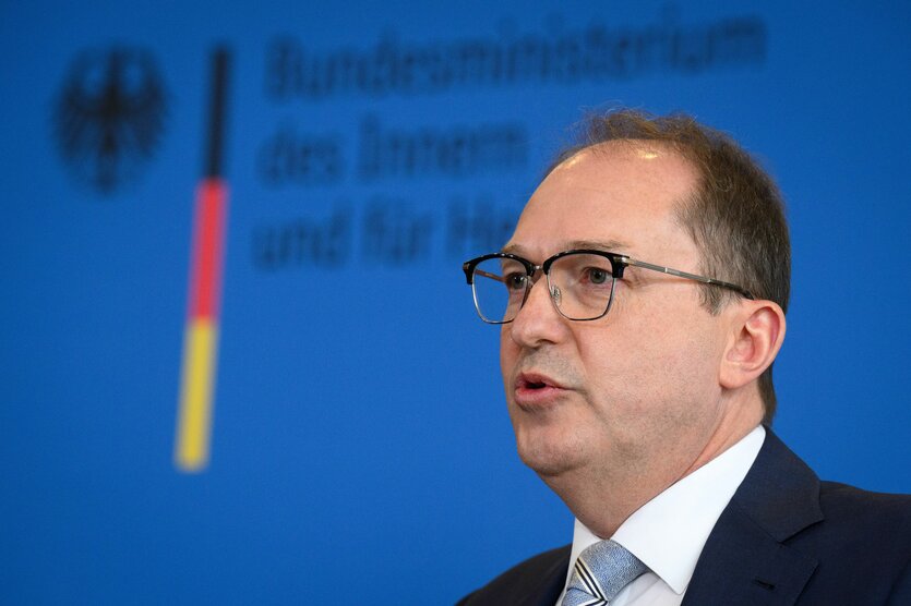Alexander Dobrindt (CSU), Bundesinnenminister, äußert sich bei einer Pressekonferenz im Bundesministerium des Innern zur Situation an den deutschen Grenzen.