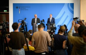 Dobrindt bei einer Pressekonferenz