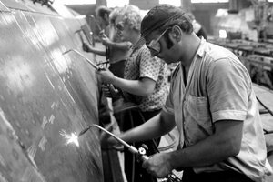 Die Metallarbeiter im VEB Waggonbau Görlitz fertigen Doppelstockzüge für die Deutsche Reichsbahn (DR) und für den Export.