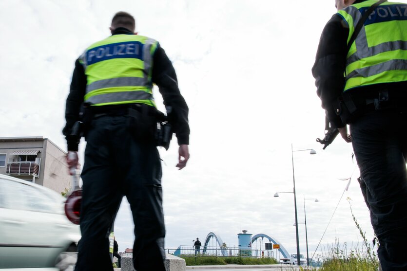 Beamte der Bundespolizei stehen (mit dem Rücken zur Kamera) bei der Einreisekontrolle am deutsch-polnischen Grenzübergang Stadtbrücke.