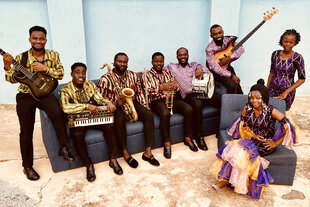 Musikerin Florence Adooni mit Band