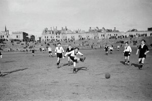 Historische Aufnahme eines Männer-Fußballspiels