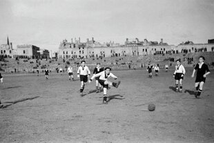 Historische Aufnahme eines Männer-Fußballspiels