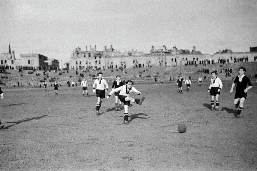 Historische Aufnahme eines Männer-Fußballspiels