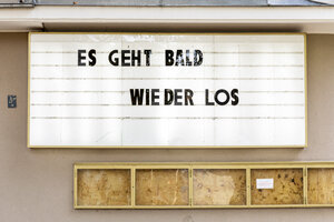Ein Kinoleuchtkasten auf dem steht: Es geht bald wieder los