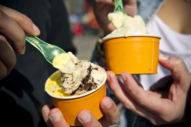 Zwei Personen essen Eis aus Bechern