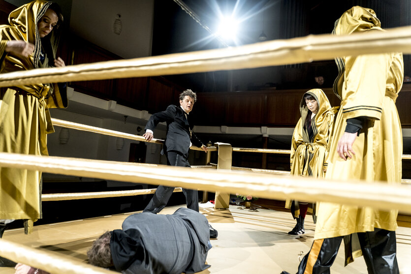 Szene in einem Boxring aus dem Theaterstück "Volpone". Schauspieler*innen erzählen die Erfahrungen von Obdach- und Wohnungslosen.